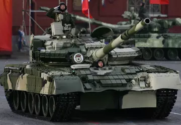 Oekraïense strijdkrachten raken twee Russische T-80BV ...