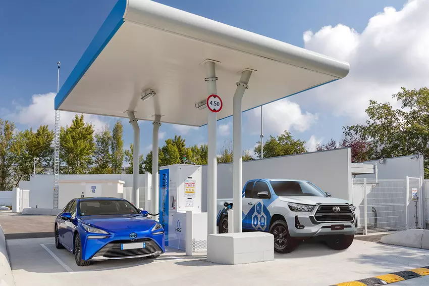 Toyota Mirai en Toyota Hilux bij een waterstoftankstation