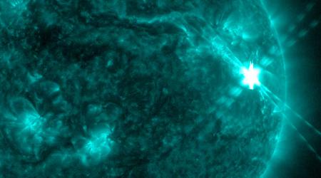 De zon heeft de krachtigste extreme zonnevlam van de afgelopen zes jaar gehad - zonneplasma zal de aarde dit weekend bedekken