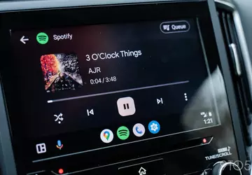 Android Auto krijgt een bijgewerkte muziekspeler ...