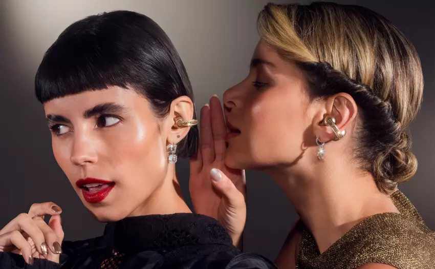 Motorola heeft Moto Buds Loop draadloze hoofdtelefoons uitgebracht met Swarovski-kristallen die lijken op elegante oorbellen