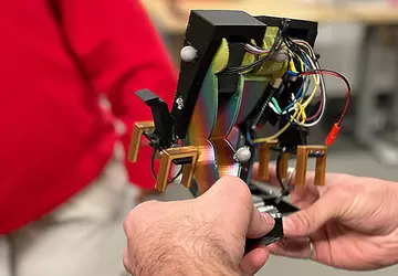 Mugatu: de eerste bestuurde tweevoetige robot ...