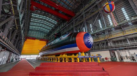 Taiwan heeft zijn eerste onderzeeër te water gelaten, de 1,54 miljard dollar kostende Hai Kun, die zal worden uitgerust met Amerikaanse Mk 48 torpedo's en Harpoon antischipraketten.