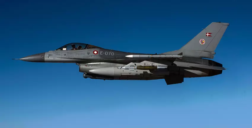 Unieke beelden: Volodymyr Zelensky liet zien hoe Oekraïense piloten een trainingsprogramma ondergaan om F-16 Fighting Falcon gevechtsvliegtuigen te bedienen in Denemarken