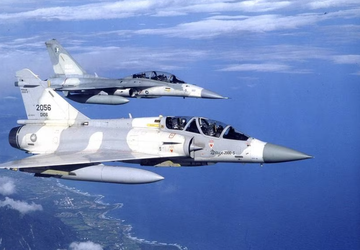 China simuleerde een luchtgevecht tussen F-16's ...