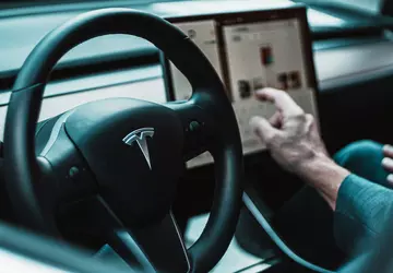 Tesla halveert abonnementsprijs voor Full Self ...