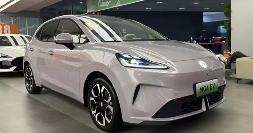 Tot 537 kilometer actieradius en 163 pk: de nieuwe MG4 EV is verschenen in Chinese autodealers voorafgaand aan de officiële lancering