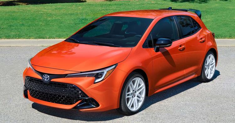 Witte velgen, heldere carrosseriekleur: Toyota Corolla ...