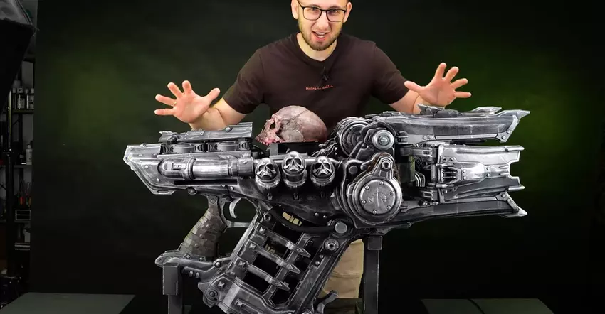 Je hebt nog nooit zoiets gezien: een blogger heeft een brute pc gemaakt in de vorm van het Skullcrusher-wapen uit Doom: The Dark Ages