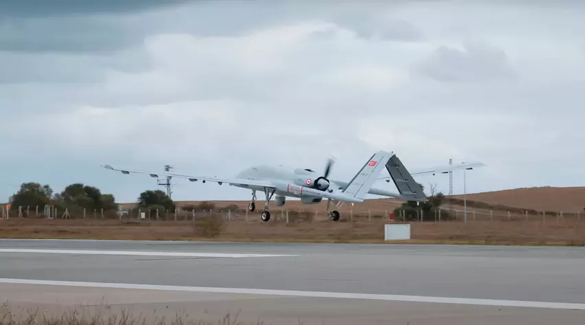 De Turkse Bayraktar TB3 drone heeft zijn eerste vlucht gemaakt