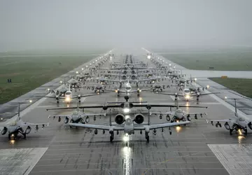 De Amerikaanse luchtmacht vloog tegelijkertijd met ...