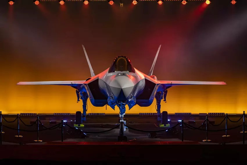 Lockheed Martin heeft het eerste F-35 Lightning II gevechtsvliegtuig van de vijfde generatie voor de Belgische luchtmacht onthuld.
