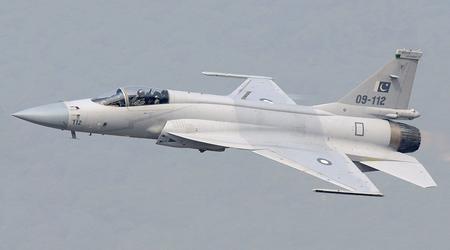 Pakistan rust JF-17-jagers uit met Chinese langdistance PL-15-raketten