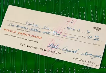 Een Apple cheque uit 1976, ondertekend ...