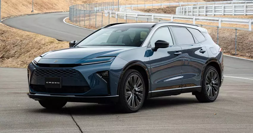 Toyota heeft in Japan de Crown Estate stationwagon onthuld met een ruime kofferbak en een zuinige hybride