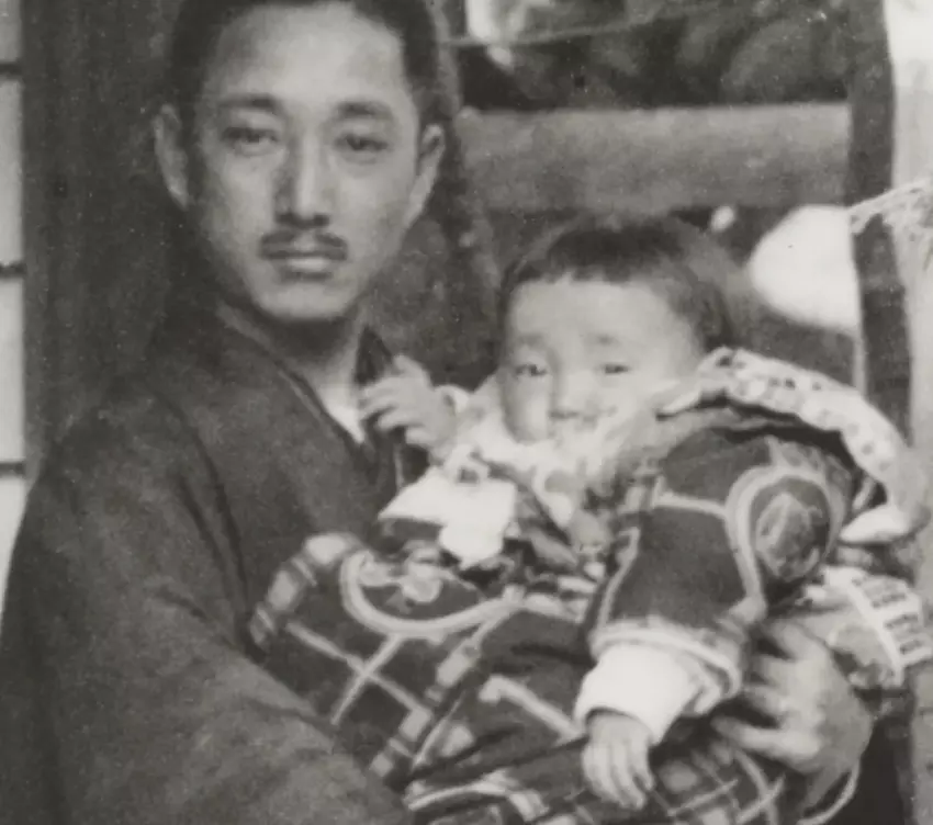 Akio Morita als kind met zijn vader