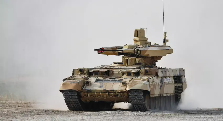 Goedkope FPV drones raken een zeldzaam Russisch Terminator gevechtsondersteuningsvoertuig en de T-80 tank die het probeerde te evacueren