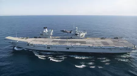 Een Amerikaanse F-35B Lightning II straaljager is voor het eerst in de geschiedenis geland op het dek van het Britse vliegdekschip HMS Prince of Wales.