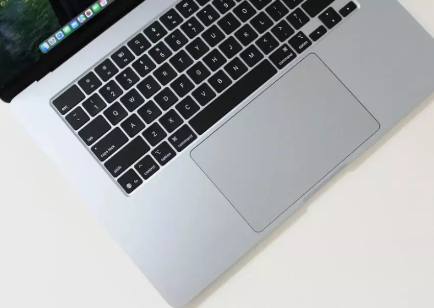 MacBook Air M4 versus MacBook Pro M4