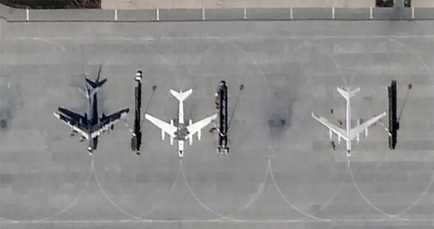 Russen hebben nucleair-kapabele Tu-95MS bommenwerpers opgesteld op vliegbasis Engels om strategische vliegtuigen te beschermen tegen Oekraïense drones