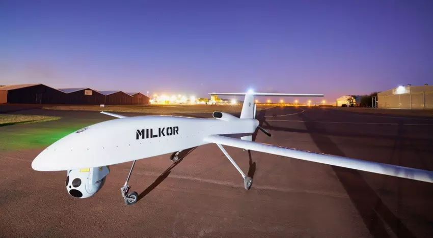 Het Zuid-Afrikaanse bedrijf Milkor maakt een verkenningsdrone die 35 uur lang tegen 150 km/u kan vliegen.
