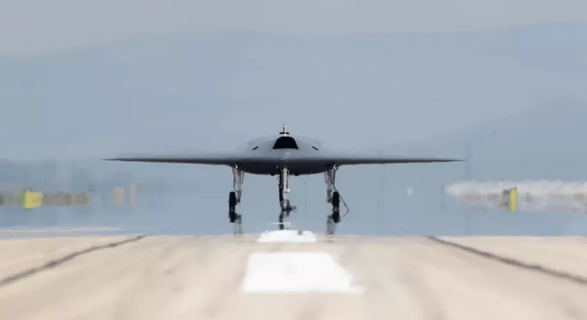 De Turkse ANKA-3 drone, die lijkt op de B-2 Spirit nucleaire bommenwerper, ondergaat taxitests