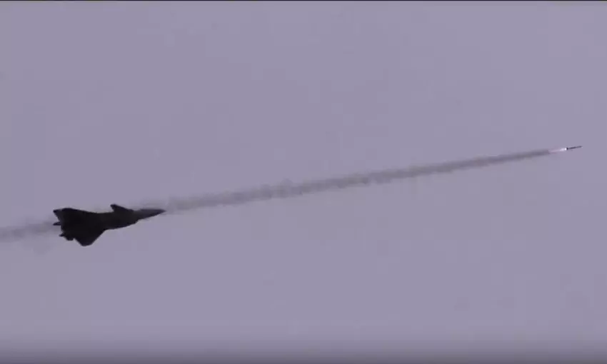 China heeft voor het eerst laten zien hoe een J-20 Mighty Dragon gevechtsvliegtuig van de vijfde generatie een raket lanceert om te oefenen in het vernietigen van vijandelijke vliegtuigen.