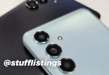 Samsung Galaxy M55 5G in twee ...