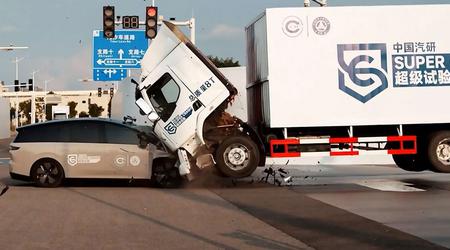 Chinese fabrikant botst in een botsproef met een personenauto en een vrachtwagen van 8 ton