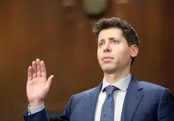 De zus van OpenAI CEO Sam ...