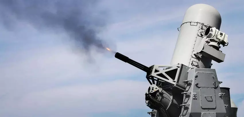 Amerikaanse matrozen tonen grappige en griezelige video van communicatie met het sinistere Mark 15 Phalanx CIWS luchtafweersysteem, dat gericht was op een overvliegend Boeing 737 vliegtuig.