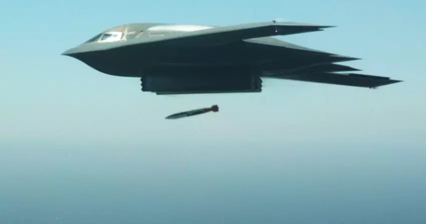 De B-2 Spirit is het eerste vliegtuig in de Amerikaanse geschiedenis dat de gemoderniseerde B61-12 thermonucleaire bom kan dragen.