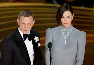 Daniel Craig en Charlize Theron spelen ...