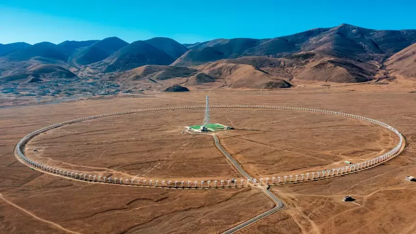 China heeft 's werelds grootste radiotelescoop op zonne-energie gelanceerd - hij heeft 313 antennes van 6 meter lang die in een cirkel met een diameter van 3,14 km zijn geplaatst.