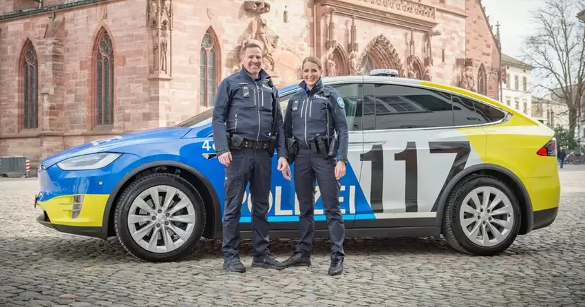 Elektrische auto Tesla Model X overtreft verwachtingen politie Bazel