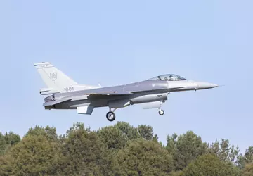 Een gemoderniseerd F-16V Block 70 gevechtsvliegtuig ...