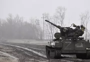 Oekraïense drone vernietigt Russische MT-LB pantserwagen ...