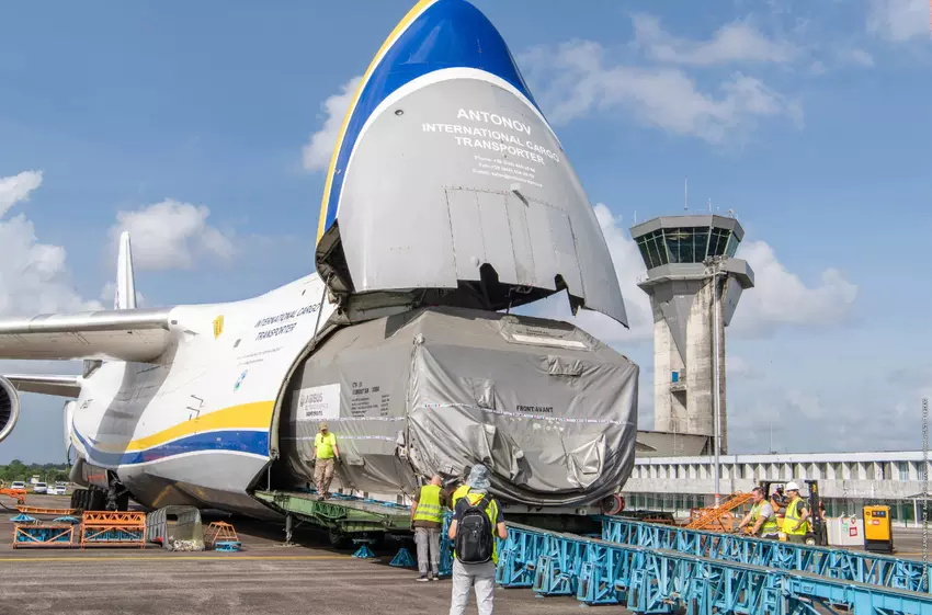 Oekraïens An-124 transportvliegtuig en CSO-3 satelliet