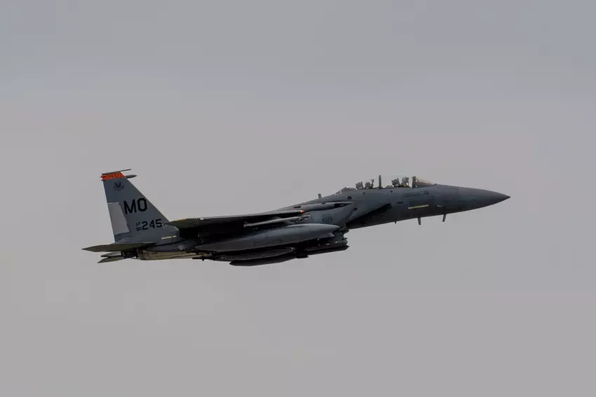 VS stuurt meer F-15E Strike Eagle gevechtsvliegtuigen naar Japan ter ondersteuning van F-35 Lightning II