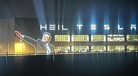 Musk's Hitlergroet werd getoond met een projector op de gevel van de Gigafactory Berlijn-Brandenburg fabriek