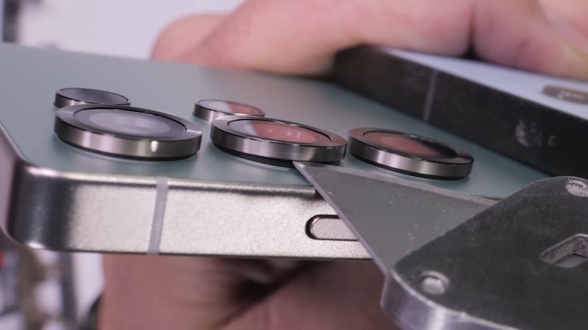 Dit is toch een top-of-the-line vlaggenschip? Een blogger testte de duurzaamheid van de nieuwste Samsung Galaxy S25 Ultra