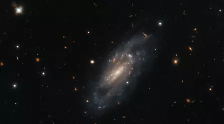 Hubble heeft een foto gemaakt van een ver sterrenstelsel in het sterrenbeeld Pegasus dat een onvoorstelbaar krachtige stellaire explosie heeft overleefd.