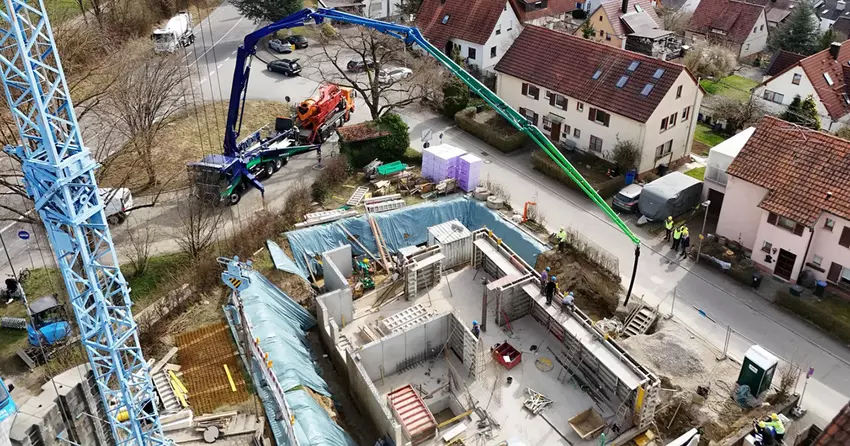 Demonstratie van de werking van een betonpomp op een Volvo FM Electric 8x4 chassis