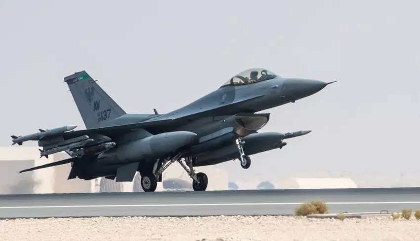 De VS heeft een F-16 Fighting Falcon gevechtsvliegtuig naar de Perzische Golf gestuurd om Iran af te schrikken, dat drie J-21 Jastreb straaljagers in één gevecht heeft vernietigd.