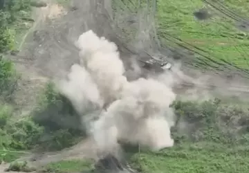 Oekraïense strijdkrachten vuren artillerie af op ...