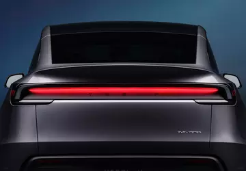 Tesla belooft goedkopere elektrische auto's in ...