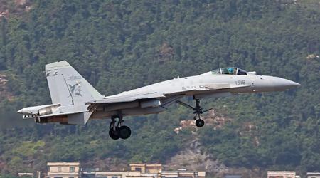 J-15 dekjager stort neer in China tijdens trainingsvlucht