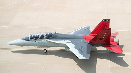 Ter vervanging van de F-16 Fighting Falcon: de VS wil een licht aanvalsvliegtuig ontwikkelen op basis van het Boeing T-7 A Red Hawk-vliegtuig.