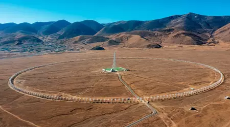 China heeft 's werelds grootste radiotelescoop op zonne-energie gelanceerd - hij heeft 313 antennes van 6 meter lang die in een cirkel met een diameter van 3,14 km zijn geplaatst.