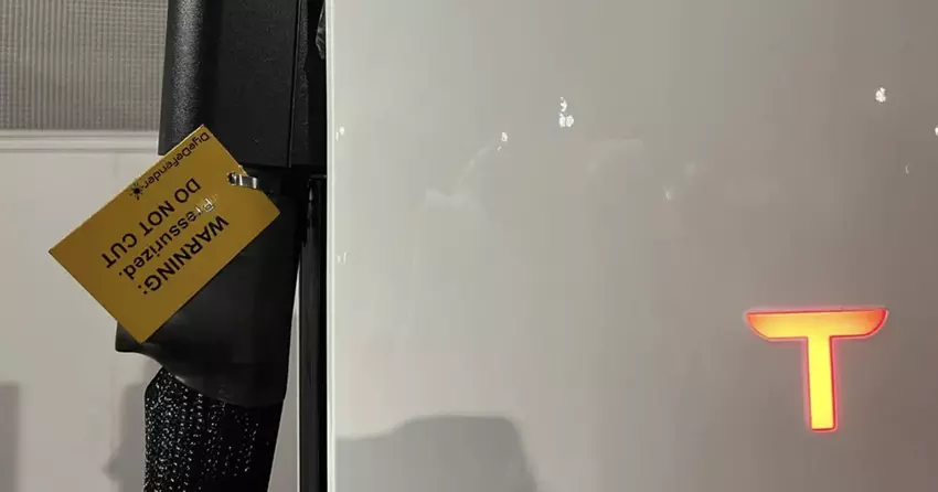 Waarschuwing op oplaadkabel over kleurstof onder druk binnenin